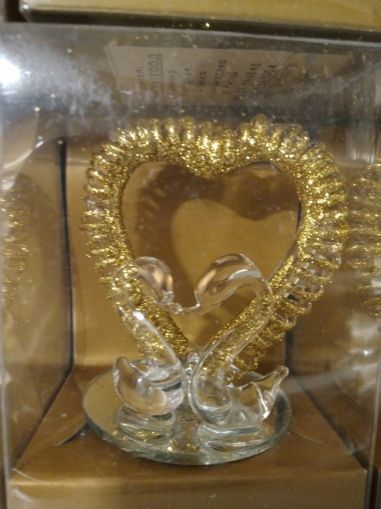 Стъклена фигурка  лебеди   със  златно сърце 