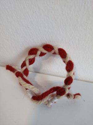 Гривна кръстата  плетка 100 %  вълна, червено с бяло   - 10бр