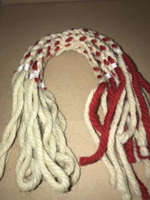Гривна права плетка три бели и едно червено  вълна - 10бр неопаковани 