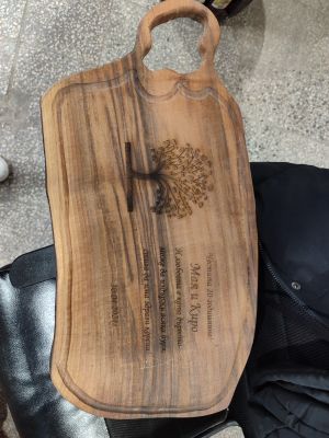 Дървен поднос за мезета от орех  с отвор