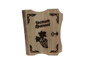 Кут. за вино голяма " Голд " с две чаши и бут. вино / Честит празник