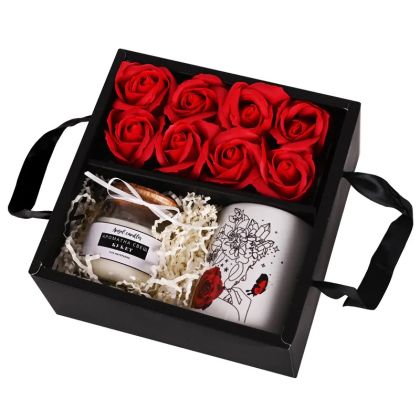 Подаръчен комплект  Честит Празник  с ароматна свещ  Букет  и сапунени рози