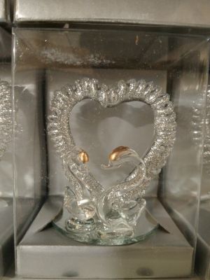 Стъклена фигурка лебеди със сребърно сърце 