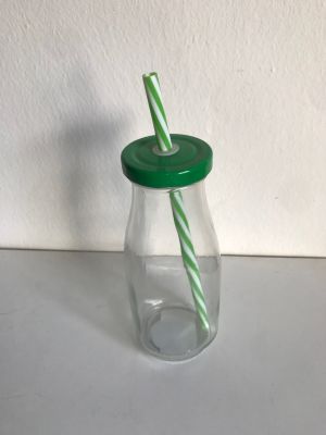 Стъклена бутилка със сламка и капачка